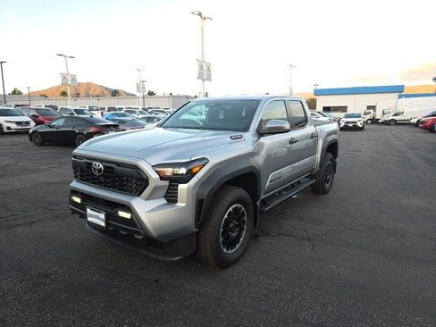 Used 2025 Toyota Tacoma TRD Off-Road image 5