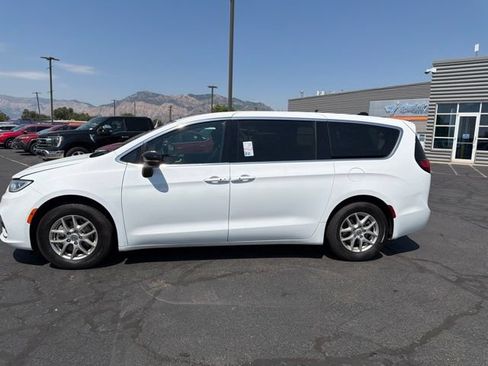 Used 2025 Chrysler Pacifica Select FWD image 13