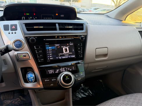Used 2017 Toyota Prius V Five image 10