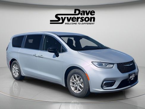 Used 2024 Chrysler Pacifica Touring-L FWD image 3