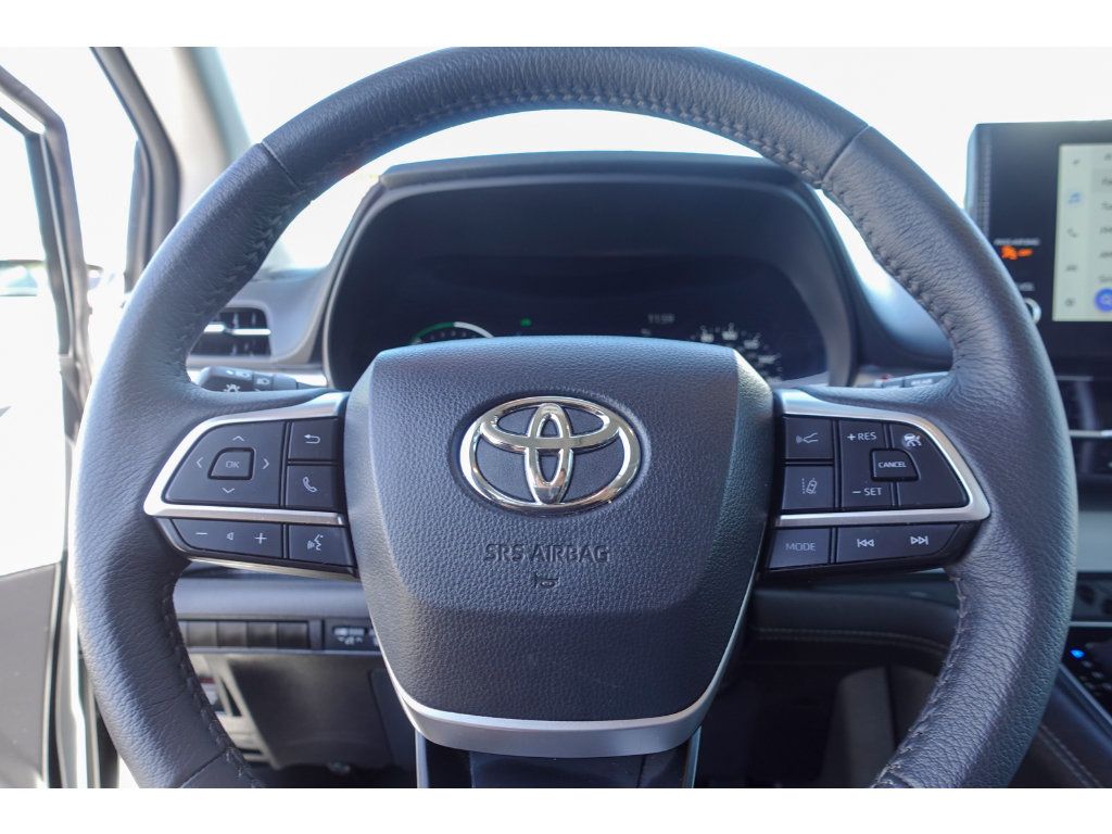 Certified 2026 Toyota Sienna XLE FWD image 14