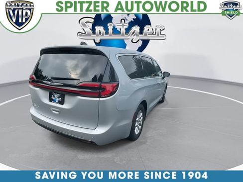 Used 2024 Chrysler Pacifica Touring-L FWD image 9