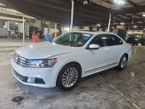 Used 2017 Volkswagen Passat 1.8T SE image 1