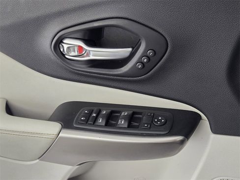 Used 2019 Jeep Cherokee Limited image 23