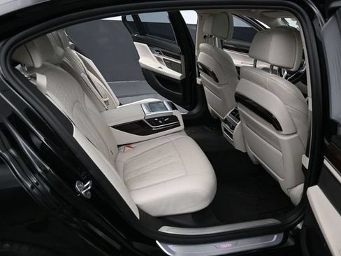 Used 2022 BMW 750i xDrive w/ Luxury Rear Seating Package AWD/4WD image 40