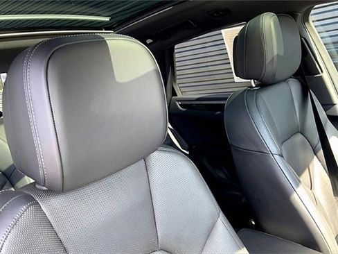 Used 2023 Porsche Macan image 8