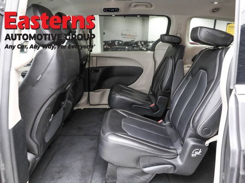 Used 2023 Chrysler Pacifica Touring-L FWD image 22