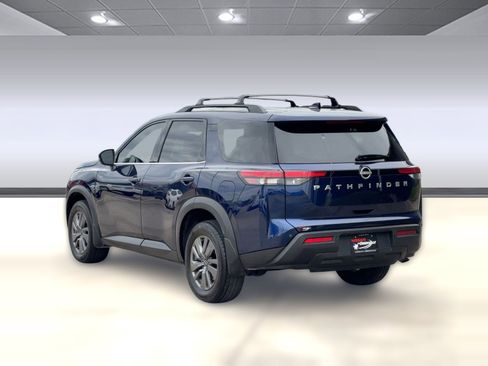Used 2025 Nissan Pathfinder SV image 3