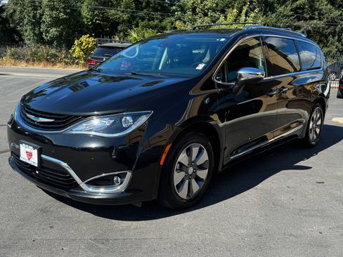 Used 2019 Chrysler Pacifica Limited w/ Advanced Safetytec Group FWD image 3
