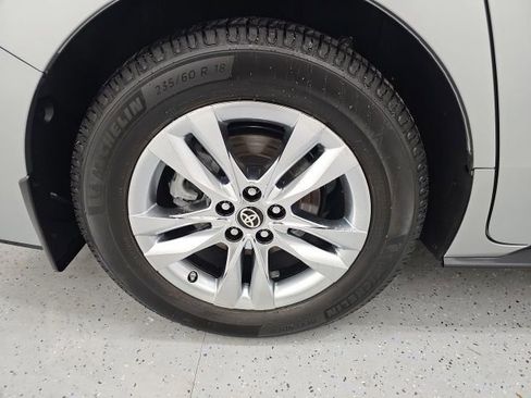 Used 2024 Toyota Sienna Limited image 8