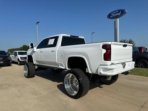 Used 2024 Chevrolet Silverado 2500 LTZ w/ LTZ Convenience Package AWD/4WD image 3