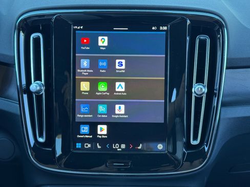 Used 2023 Volvo XC40 Recharge Plus w/ Protection Package Premier image 25