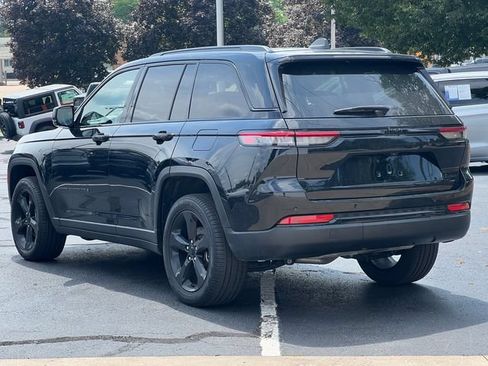 Used 2023 Jeep Grand Cherokee Limited w/ Black Appearance Package AWD/4WD image 8