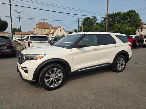 Used 2022 Ford Explorer XLT w/ Equipment Group 202A AWD/4WD image 3