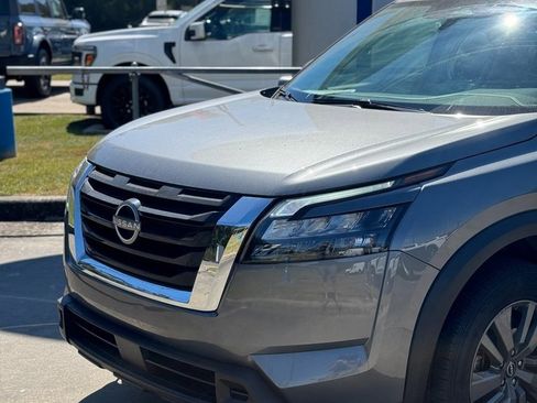 Used 2024 Nissan Pathfinder SV image 2