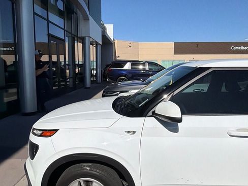 Used 2022 Hyundai Venue SE w/ Cargo Package FWD image 11