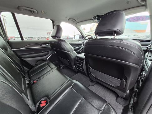 Used 2023 Jeep Grand Cherokee Limited w/ Black Appearance Package image 16