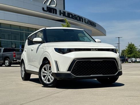 Used 2025 Kia Soul LX FWD image 2
