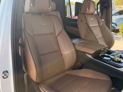 Used 2025 Cadillac Escalade ESV Premium Luxury AWD/4WD image 13