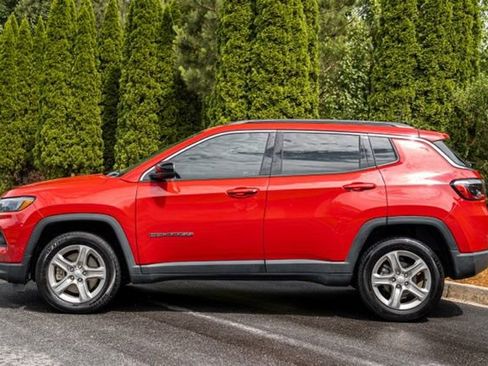 Used 2023 Jeep Compass Latitude AWD/4WD image 9