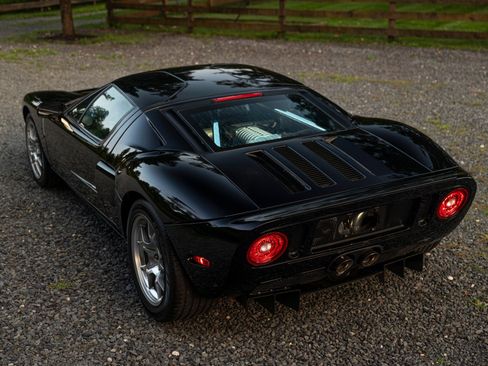 Used 2006 Ford GT RWD image 10