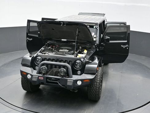 Used 2015 Jeep Wrangler Unlimited Sahara image 38