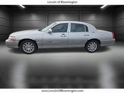 Used 2010 Lincoln Town Car Signature Limited image 5