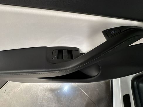 Used 2021 Tesla Model Y Long Range image 12