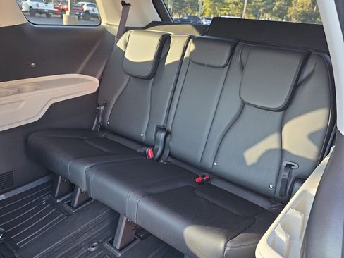 Used 2024 Kia Carnival LX image 13