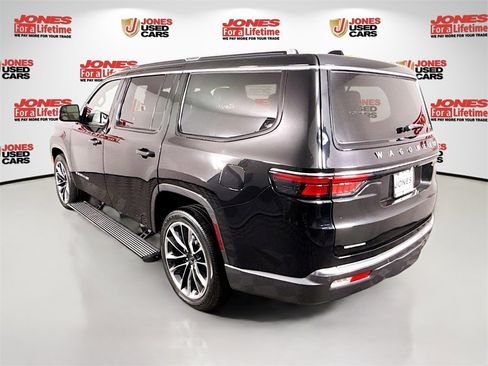 Used 2022 Jeep Wagoneer Series III w/ Premium Group I image 2