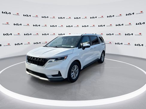 Used 2022 Kia Carnival LX FWD image 4