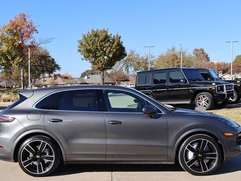 Used 2020 Porsche Cayenne Turbo image 5