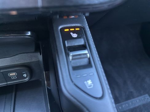 Used 2024 Kia Telluride EX w/ EX Captain's Chair Package image 30