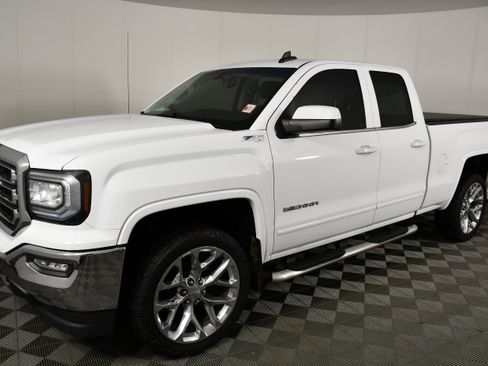 Used 2018 GMC Sierra 1500 SLE w/ SLE Value Package AWD/4WD image 10