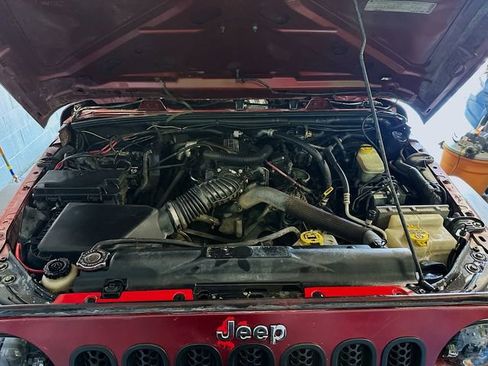 Used 2010 Jeep Wrangler Unlimited Sahara AWD/4WD image 27