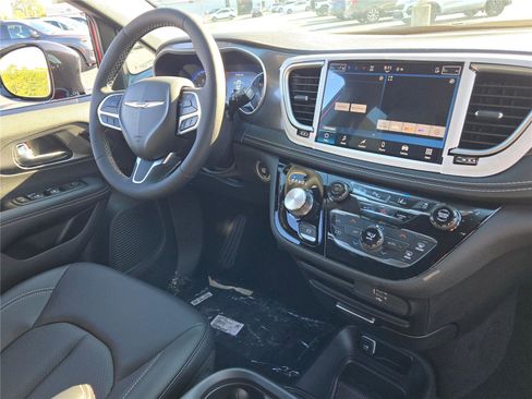 New 2026 Chrysler Pacifica Select image 8