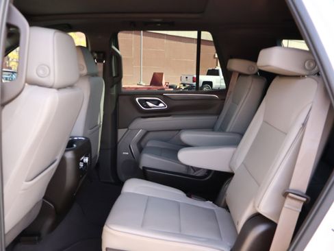 Used 2023 GMC Yukon SLT w/ SLT Premium Package image 24