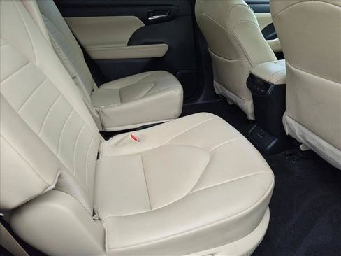 Used 2024 Toyota Highlander XLE FWD image 20