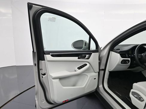 Used 2026 Porsche Macan image 16