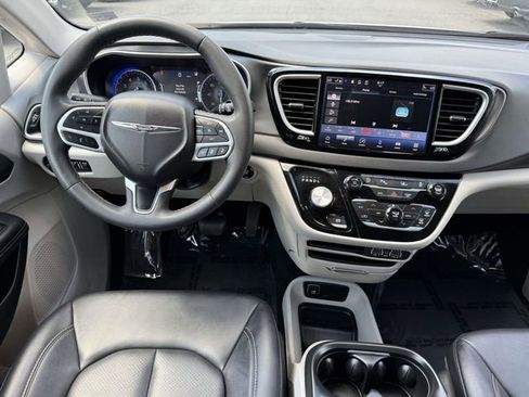 Used 2024 Chrysler Pacifica Touring-L FWD image 13
