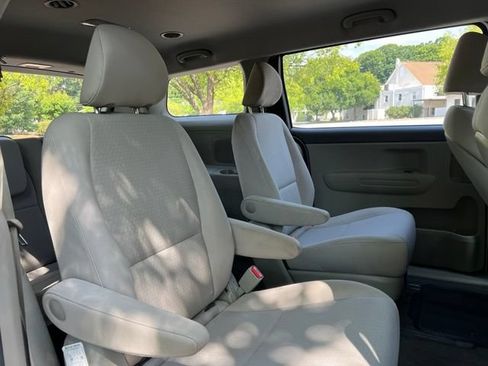 Used 2016 Kia Sedona L FWD image 17