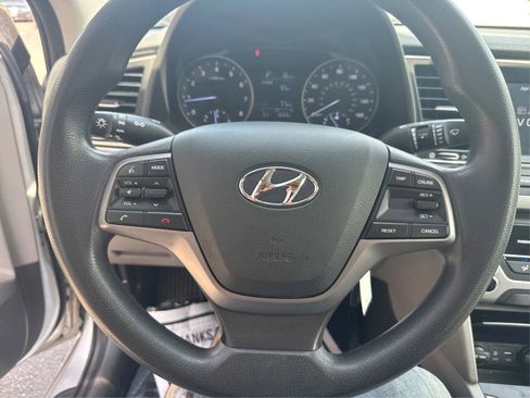 Used 2017 Hyundai Elantra SE image 17