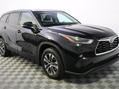 Used 2021 Toyota Highlander XLE AWD/4WD image 6