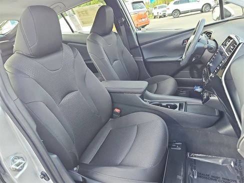 Used 2022 Toyota Prius L Eco image 10