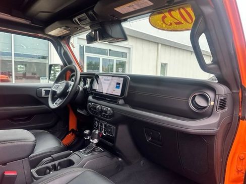 Used 2025 Jeep Wrangler Unlimited Sahara AWD/4WD image 12