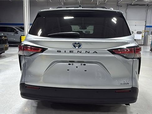 Used 2022 Toyota Sienna XLE image 6