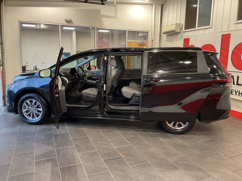 Used 2024 Toyota Sienna LE image 13