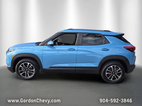 Used 2025 Chevrolet TrailBlazer LT w/ LT Cold Weather Package FWD image 2