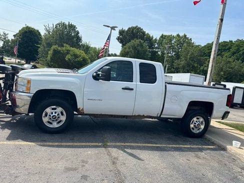 Used 2011 Chevrolet Silverado 2500 W/T w/ Snow Plow Prep Package AWD/4WD image 2