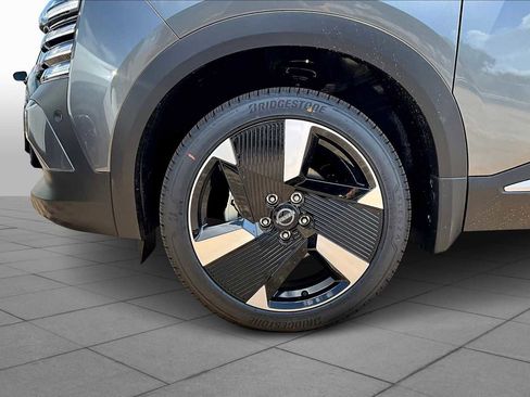 New 2025 Nissan Kicks SR image 9